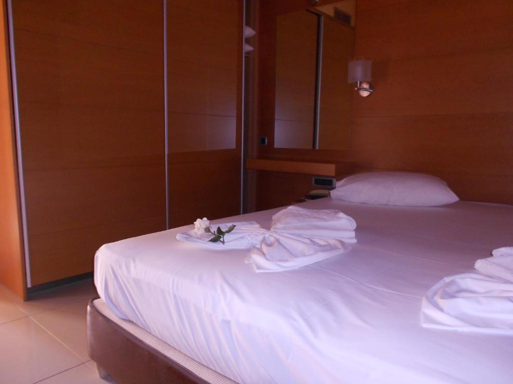 Golden Sand Suites Agioi Apostoli  Room photo
